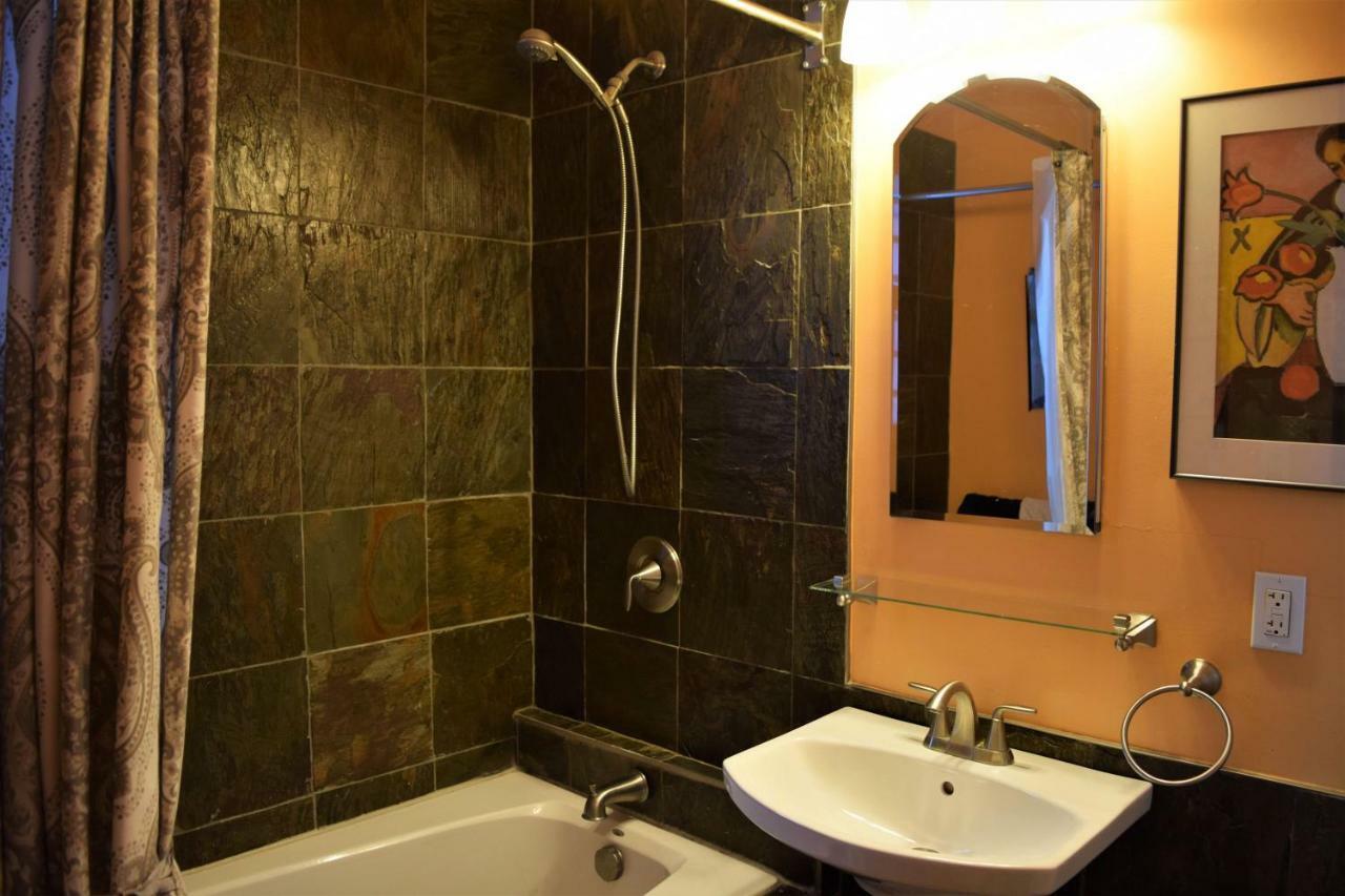 Private Rooms, Shared Bath In A Private Minutes From Logan Airport Alloggio in famiglia
